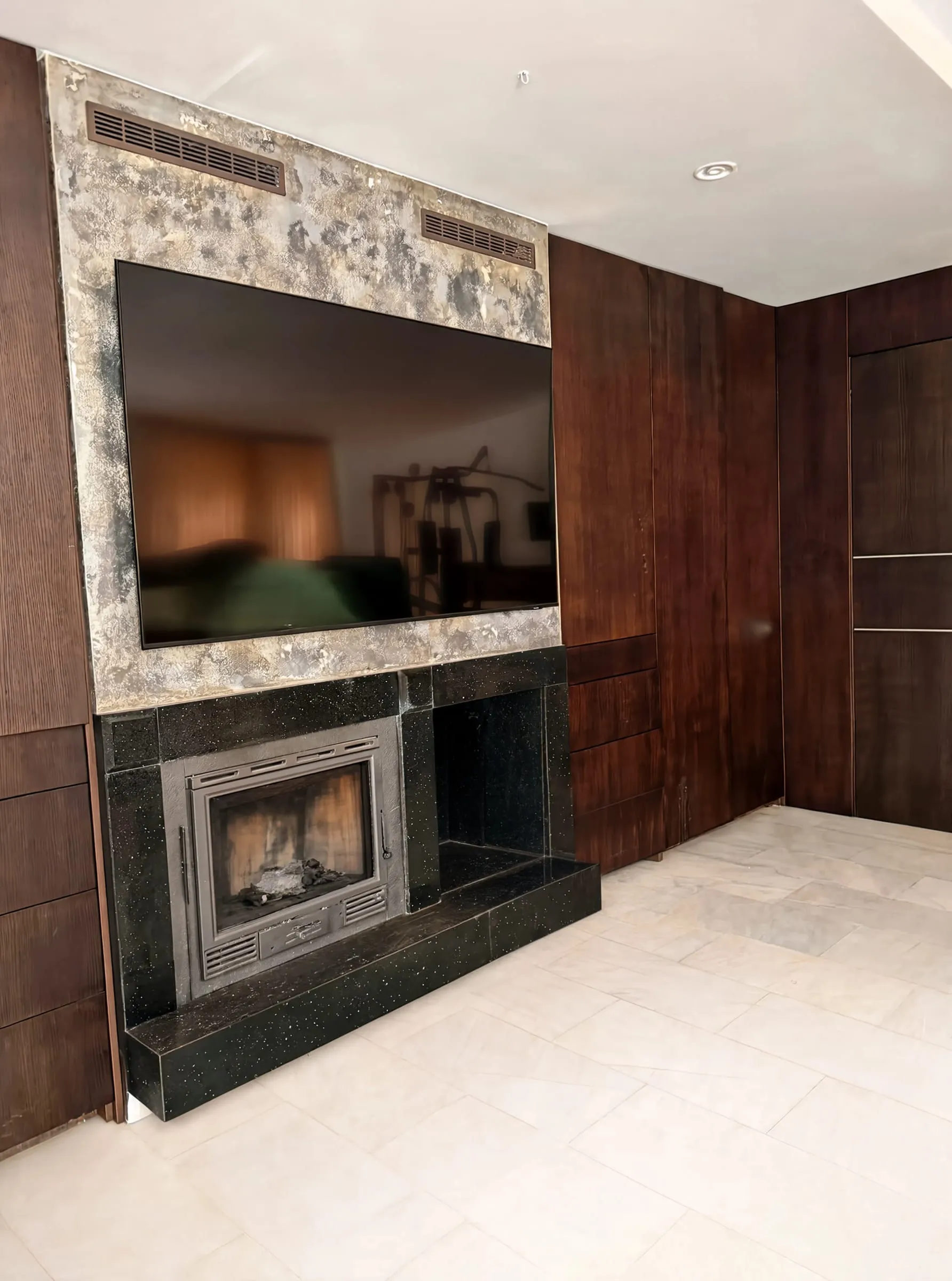 Salón con chimenea — Villa Capitan, Villamartín
