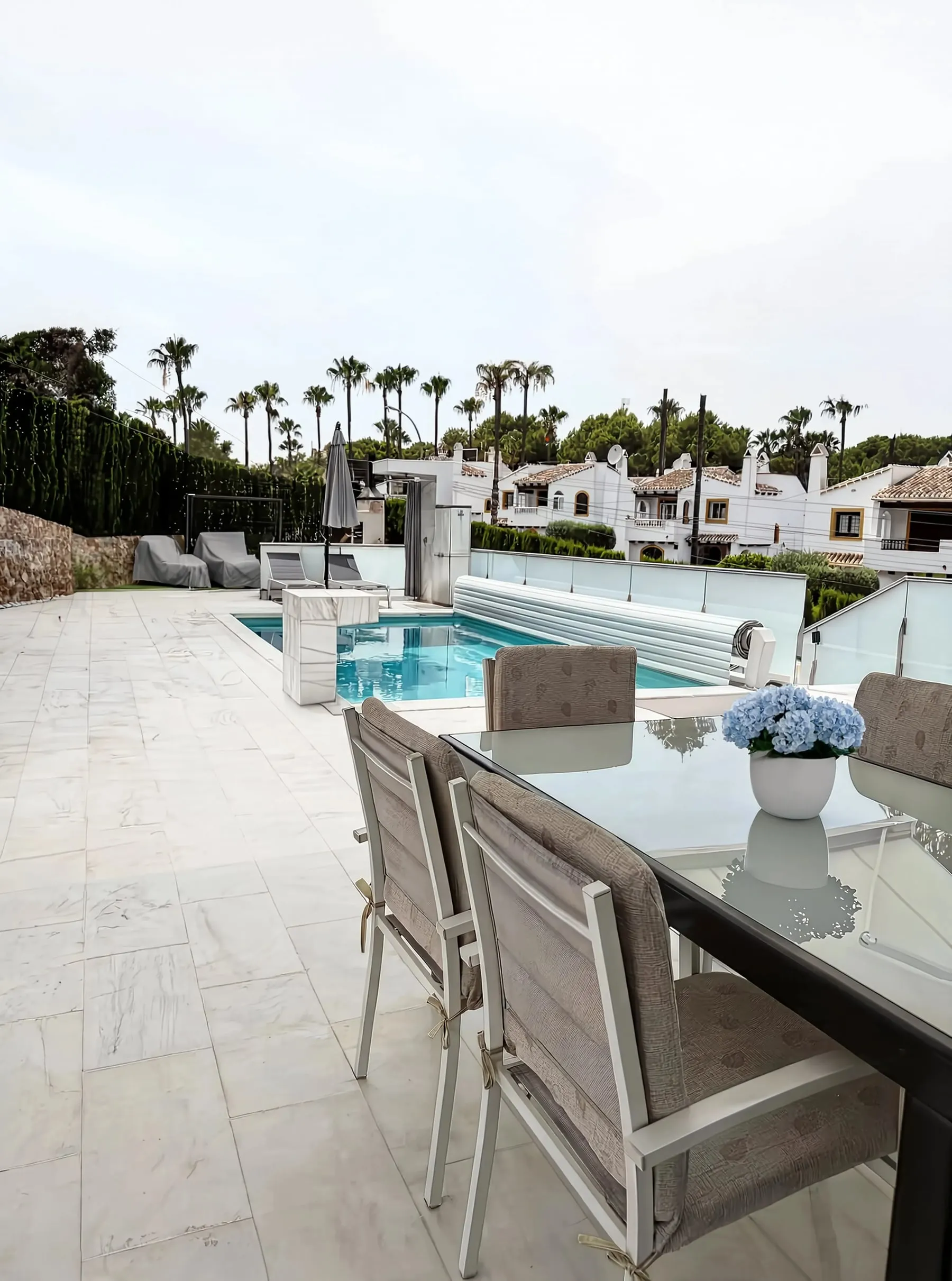 Villa Capitán — Villa moderna de 3 dormitorios con piscina privada, spa y saunas en Villamartín, Orihuela Costa