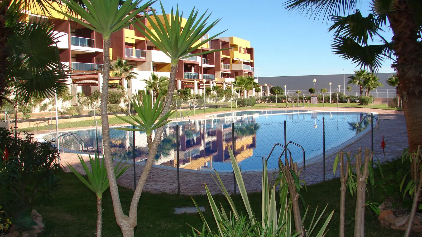 Terraza cubierta y piscina de Villa Capitán en Villamartín en un día soleado de invierno