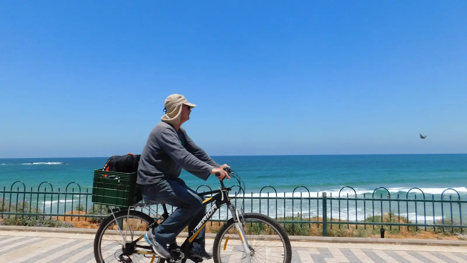 Carretera entre los campos de golf de Villamartín, con la costa a pocos minutos en coche