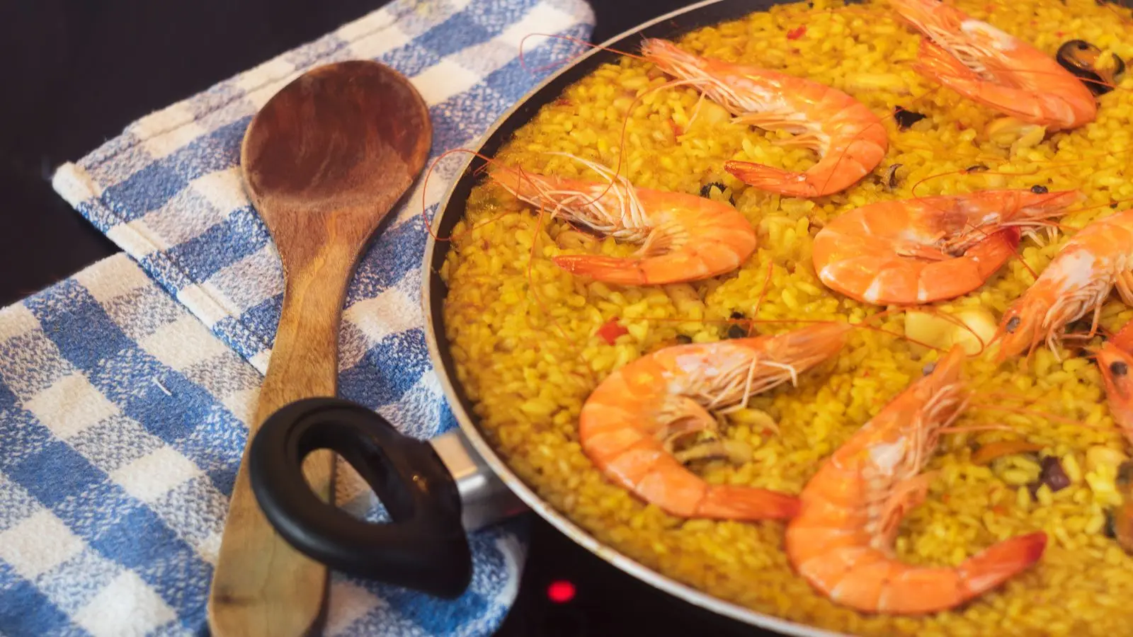 Mesa de restaurante con paella y vistas al mar en Orihuela Costa, cerca de Villamartín