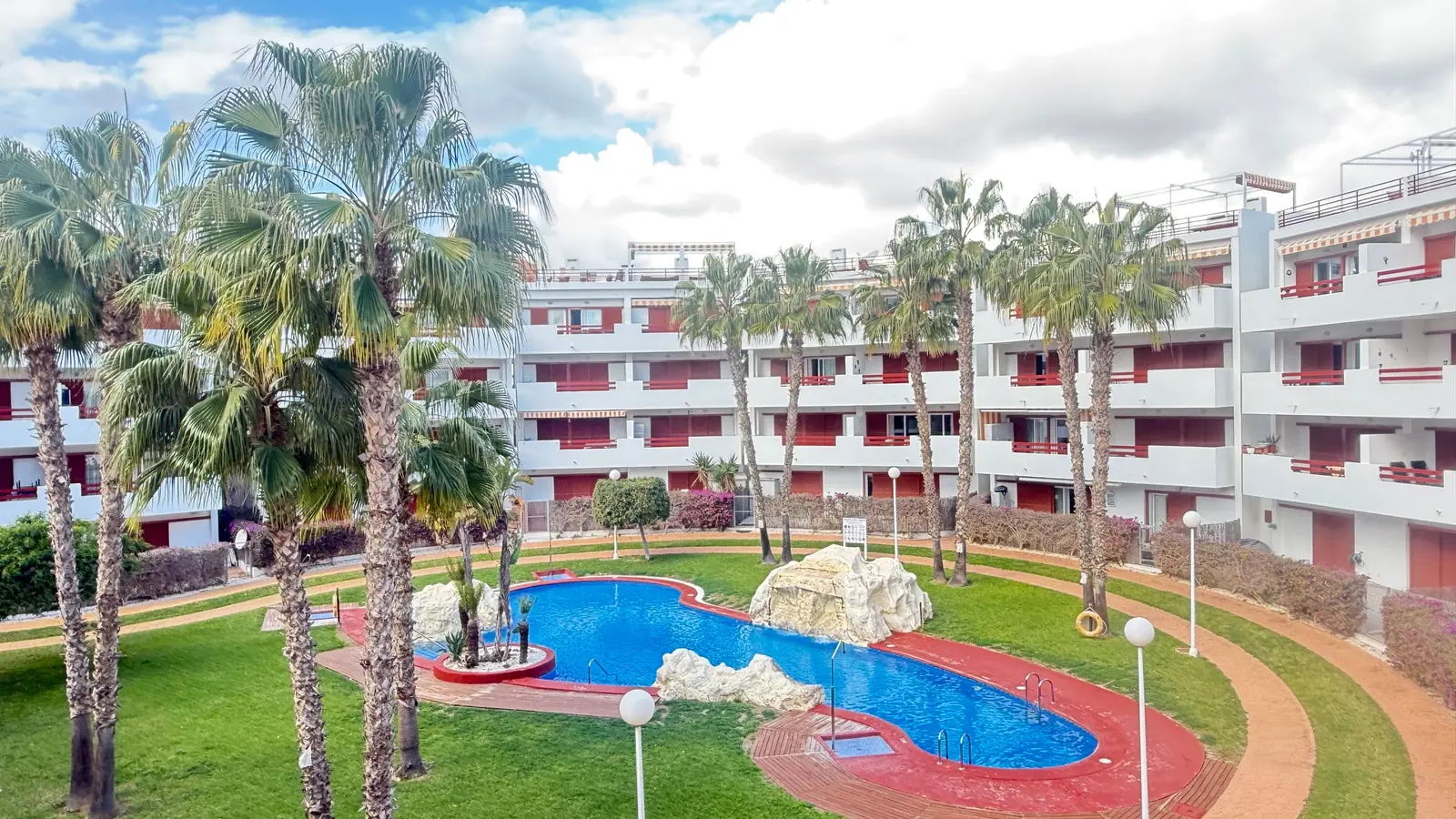 Terraza cubierta de Villa Capitán con vistas al jardín y la piscina en Villamartín, Orihuela Costa
