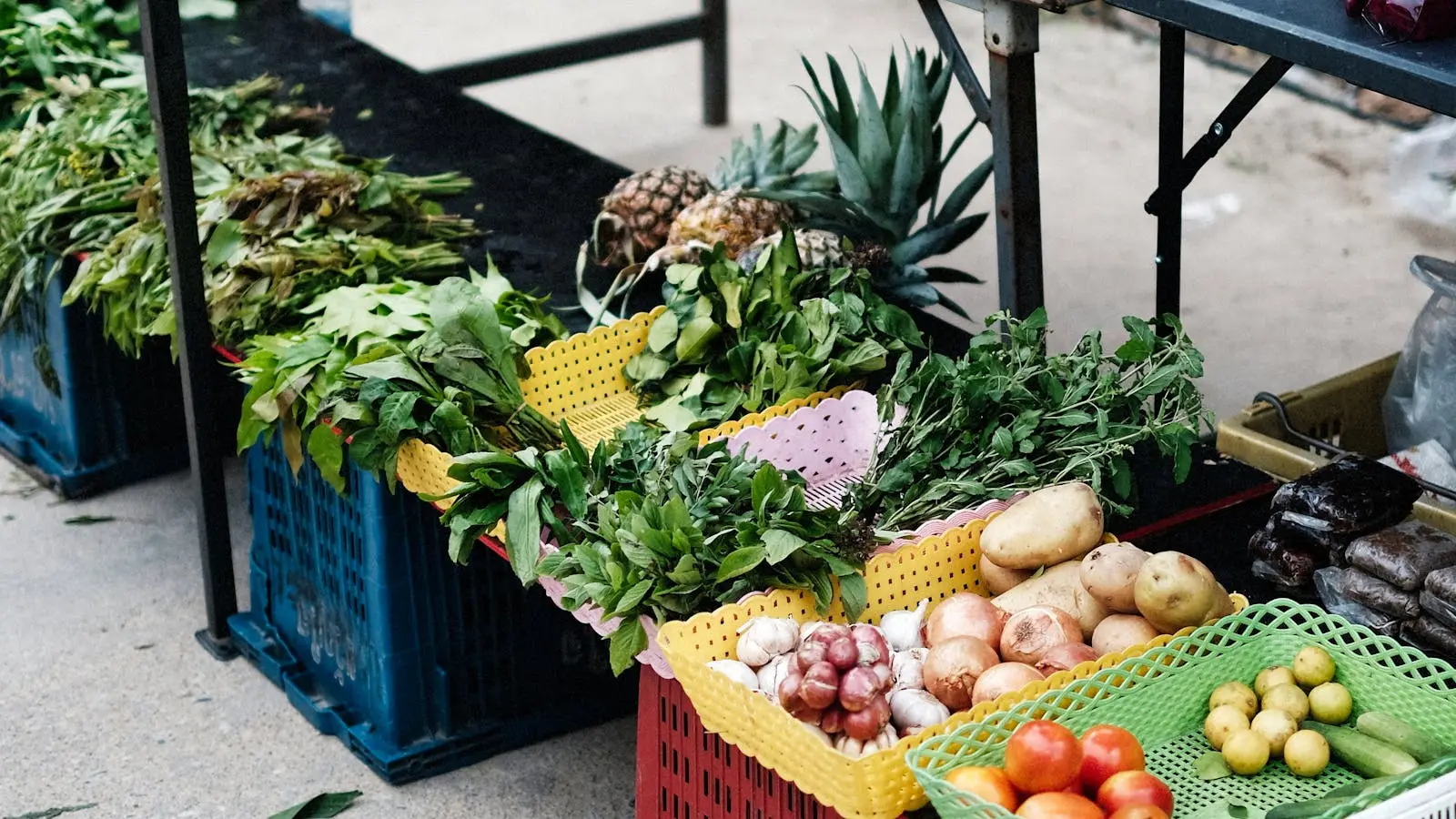 Puesto de fruta y verdura en un mercadillo al aire libre cerca de Villamartín, Orihuela Costa