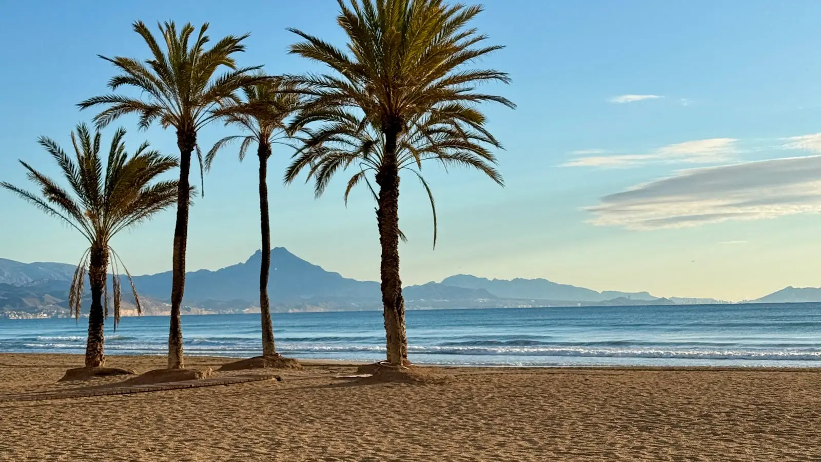 Paseo junto al mar en Orihuela Costa una mañana soleada de invierno